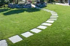 Trittplatten im Rasen
