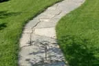 Plattenweg aus Naturstein